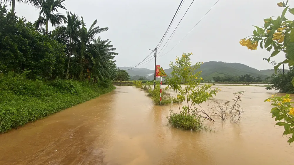 Tuyến đường qua thôn Nam Yên (phường Hải Vân) bị ngập sâu do mưa lớn z7129606389501_ad6f8d0e9a3eddb3b9fbeb3cbd3d4f18.jpg