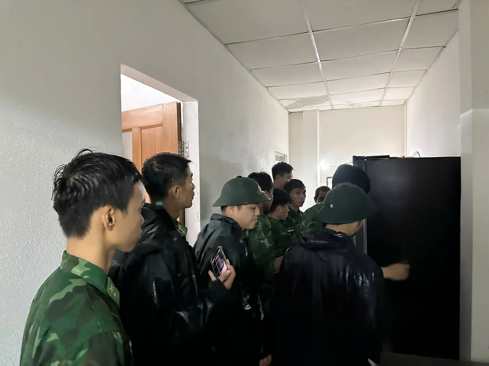 Lực lượng quân đội hỗ trợ người dân di dời tài sản z7142987388747_0c694b201cd6d69021098c1ebd9b8112.jpg