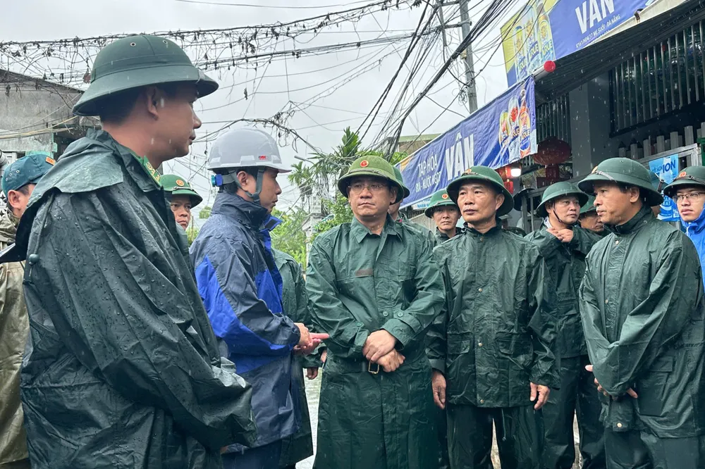Đại tá Phan Đại Nghĩa - Phó Tư lệnh kiêm Tham mưu trưởng Quân khu 5 cùng Phó Chủ tịch UBND phường Hòa Khánh Đặng Ngọc Tuấn kiểm tra thực tế tại khu vực đường Mẹ Suốt z7142987388753_99c5d7bc231be6238b655f67290fa80b.jpg