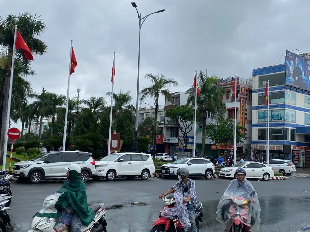 Các khoảng trống quanh vòng xoay tượng đài Mẹ Nhu được tận dụng để xe ô tô z7143350627428_27b3afdb8721dc0a35e14b7d84b793e2.jpg