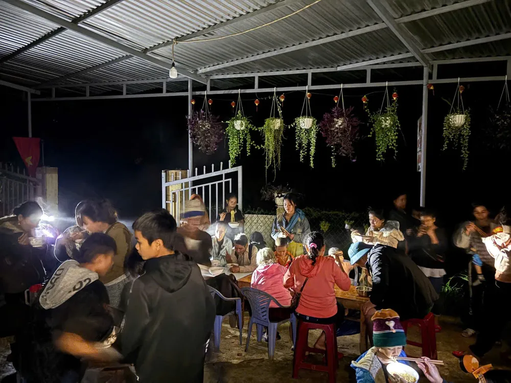 Gần 200 người dân tại thôn 1, xã Trà Leng được sơ tán đến trụ sở Công an xã Trà Leng tránh trú z7158059030203_de32456251e4d0b44bb62dea7e4b44c7.jpg