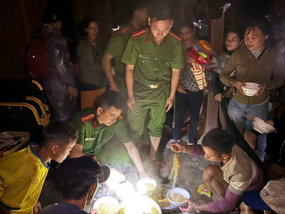 Những bát mì nóng sưởi ấm lòng dân trong ngày mưa lũ z7158059031071_bd1f8ac33f596493eed6ed83b4543dea.jpg