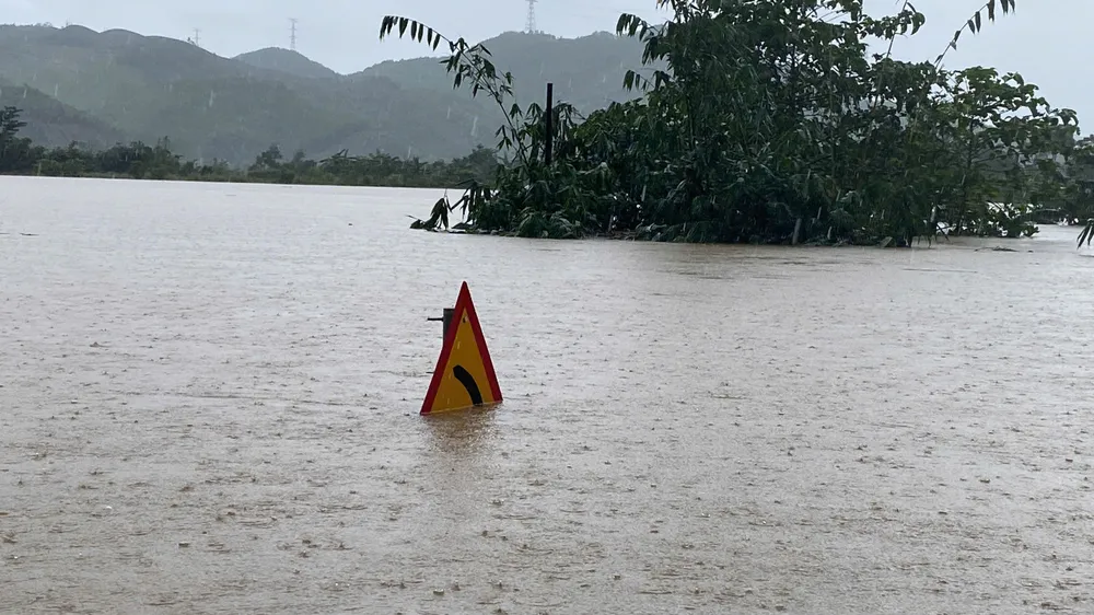 Mưa lớn kéo dài gây ảnh hưởng đến đời sống người dân Mưa lớn kéo dài gây ảnh hưởng đến đời sống người dân