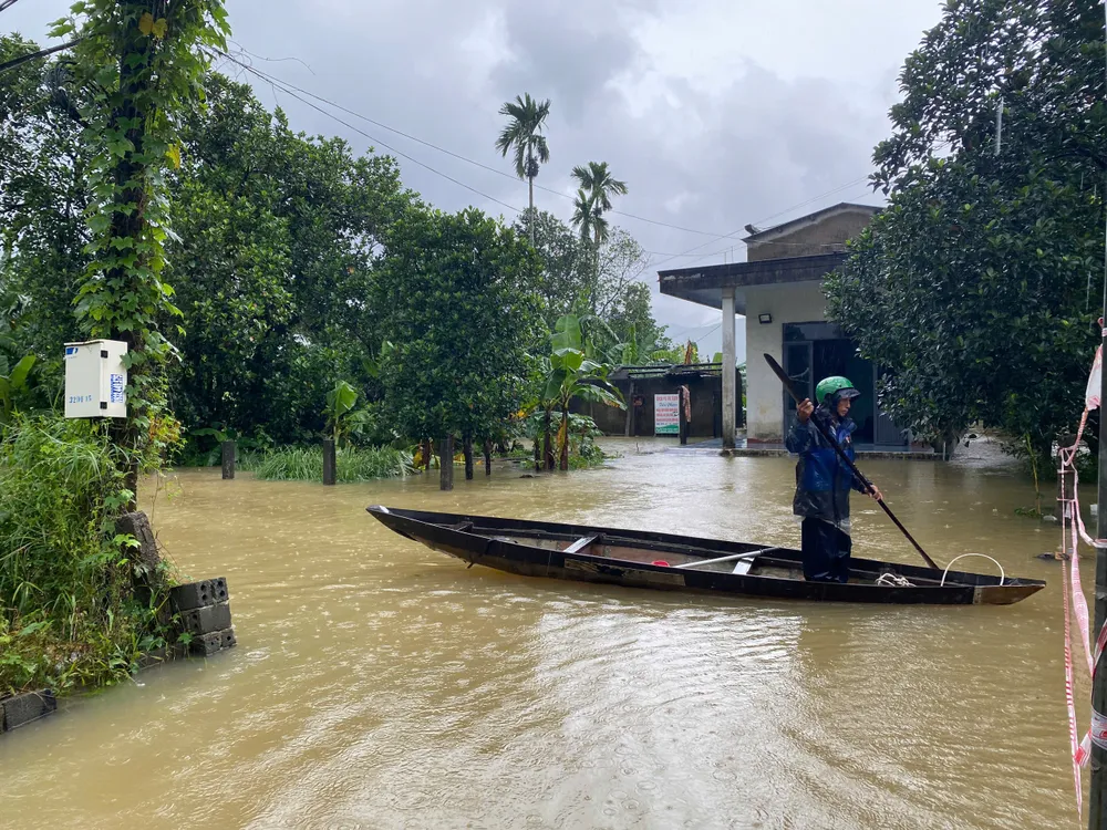 Người dân dùng thuyền để di chuyển Người dân dùng thuyền để di chuyển