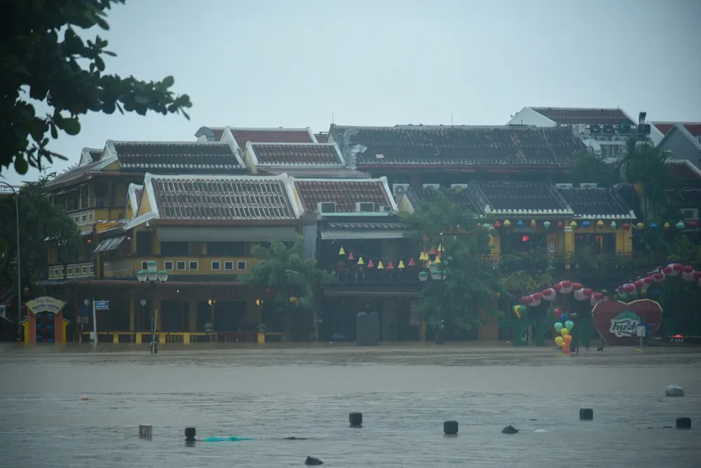 Nhiều hàng quán kinh doanh phải đóng cửa do nước lũ dâng cao z7160272652527_2712dc5dbe61468ac00544114fef4312.jpg