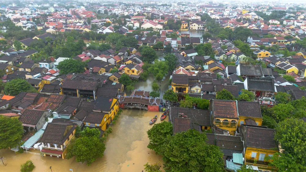 Phố cổ Hội An chìm trong biển nước