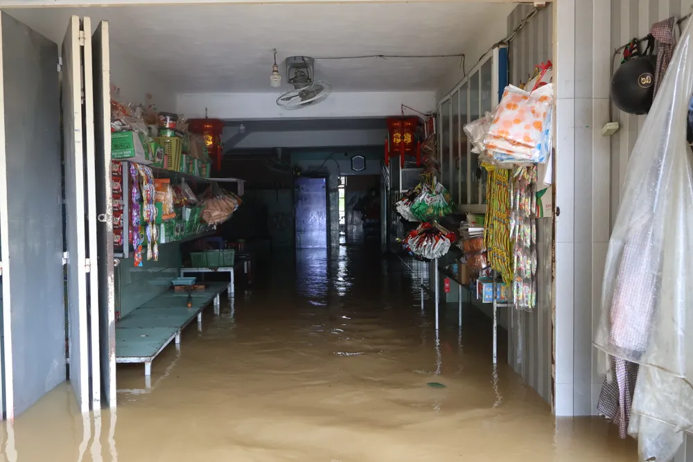 Nước lũ tràn vào nhà dân, gây đảo lộn cuộc sống IMG_0070.JPG