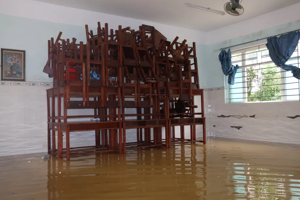 Nước lũ tràn vào các phòng học trường THCS Phạm Văn Đồng IMG_0099.JPG