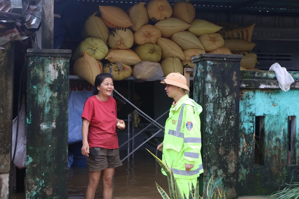 Người dân chủ động di dời đồ đạc lên cao tránh ngập IMG_0139.JPG