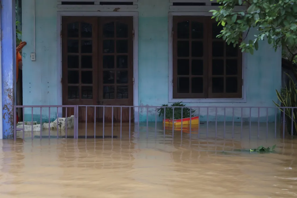 Trưa ngày 28-10, nước lũ vẫn chưa có dấu hiệu rút xuống IMG_0144.JPG
