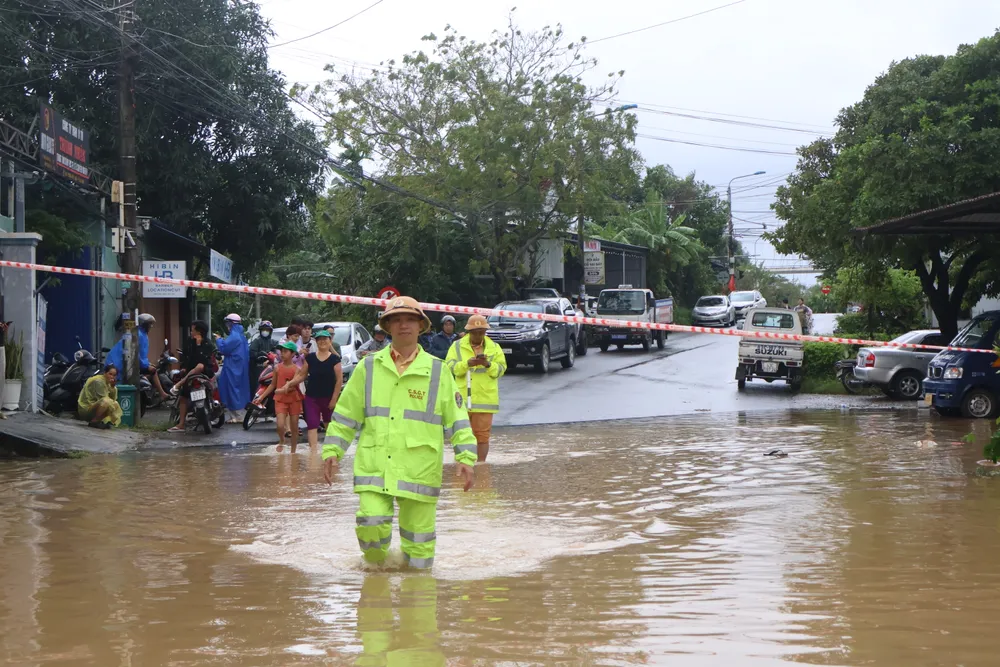 Cán bộ Phòng CSGT Công an TP Đà Nẵng hỗ trợ người dân tại các điểm ngập sâu IMG_0150.JPG