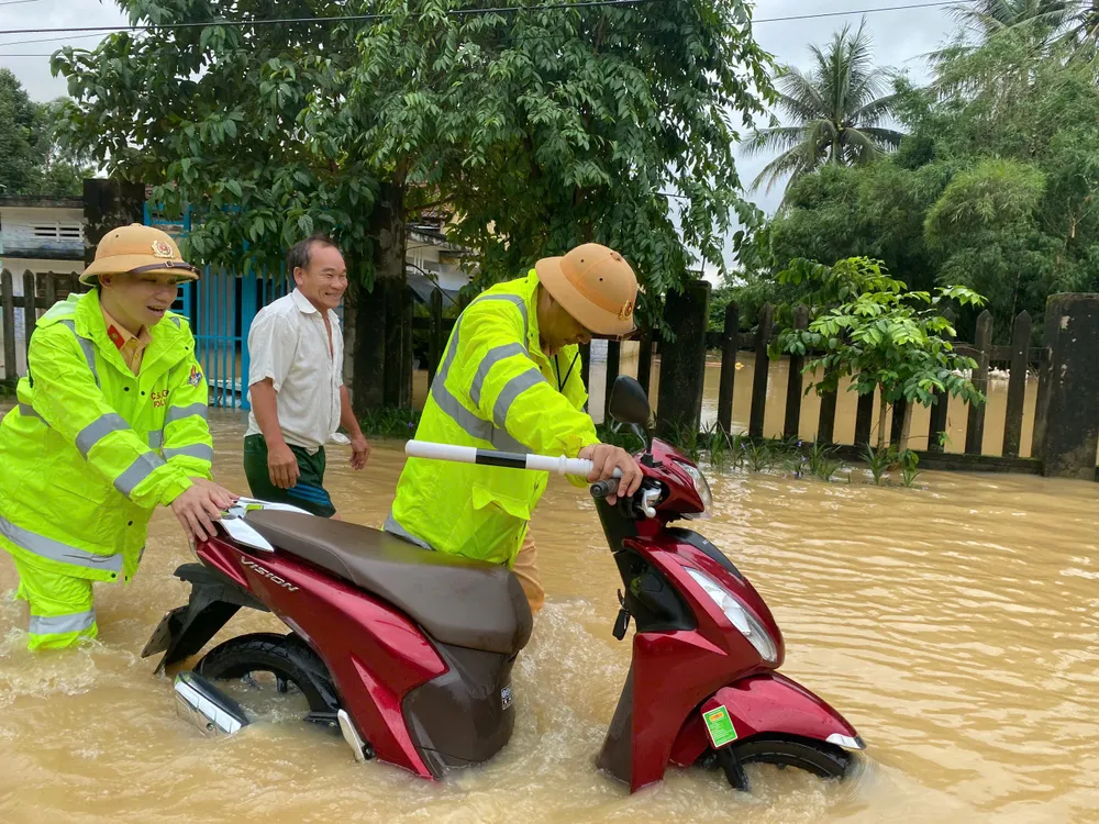 Nước lũ dâng cao bất ngờ khiến nhiều phương tiện chết máy z7163638271443_2610c6bffd0752600765a1e4579cddc5.jpg