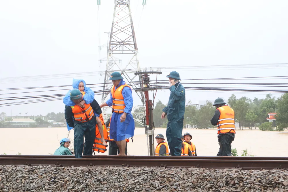 Lực lượng Quân khu 5 căng mình cùng người dân chống lũ. Ảnh: PHẠM NGA IMG_0196.JPG