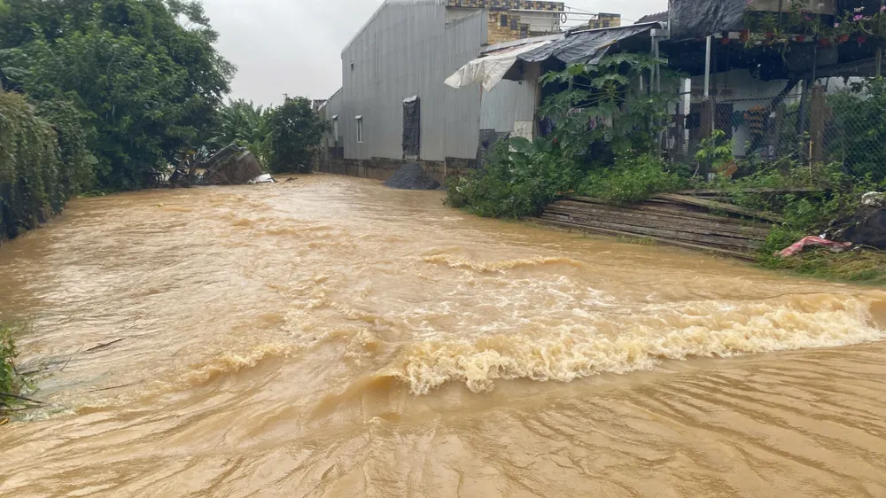Nhiều khu vực nước chảy xiết, lực lượng chức năng phải rào chắn không cho phương tiện lưu thông qua lại z7167765687796_3c98042c05e678718c77fc58ce2f11b2.jpg
