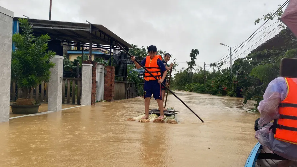 Người dân tự chế thuyền để lưu thông mùa mưa lũ z7167765807421_b743ecf78e20dd8fbf2d92681851fb99.jpg