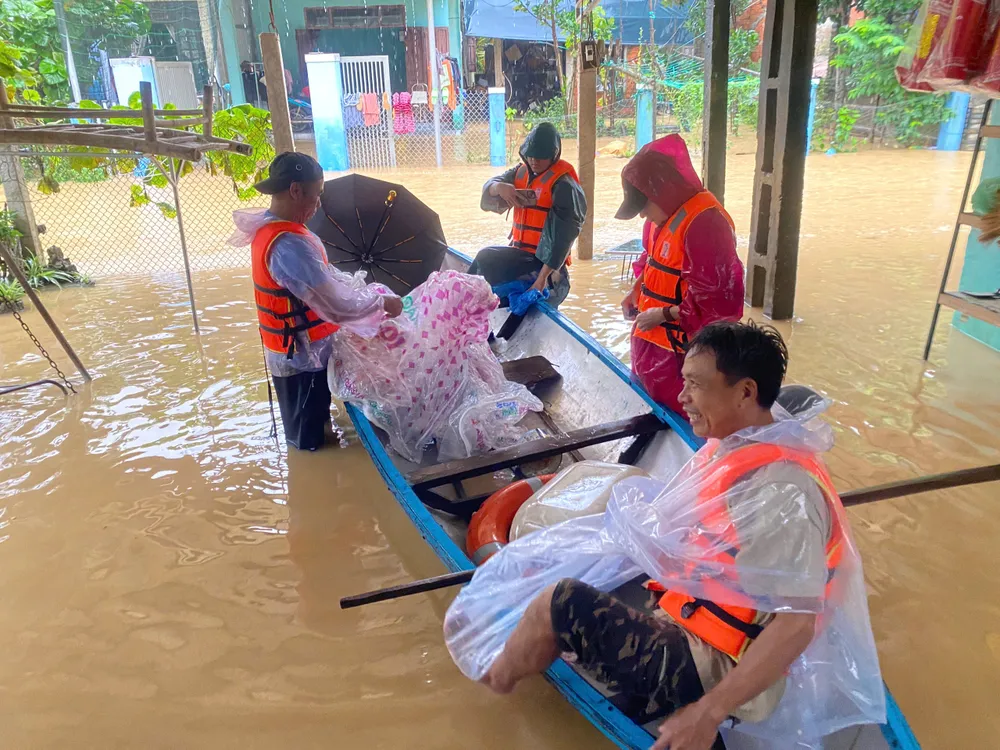 Dòng nước lũ đục ngầu, kèm bùn non bủa vây khắp nơi z7167765918463_06e9bb8d90a4162feff7b62dad454364.jpg