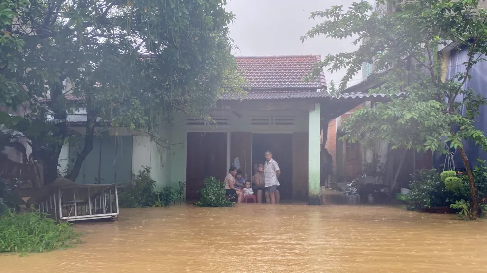 Mưa lũ gây đảo lộn cuộc sống người dân z7167765996763_35c1b1f9fca655b2eb055568b621966b.jpg