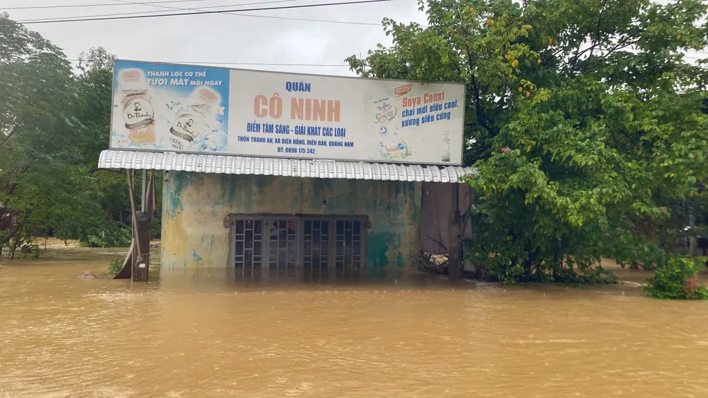 Người dân Đà Nẵng sống chật vật giữa vùng lũ ảnh 7 z7167771406277_5d7c088815188f153080f9ec84e8cf45.jpg