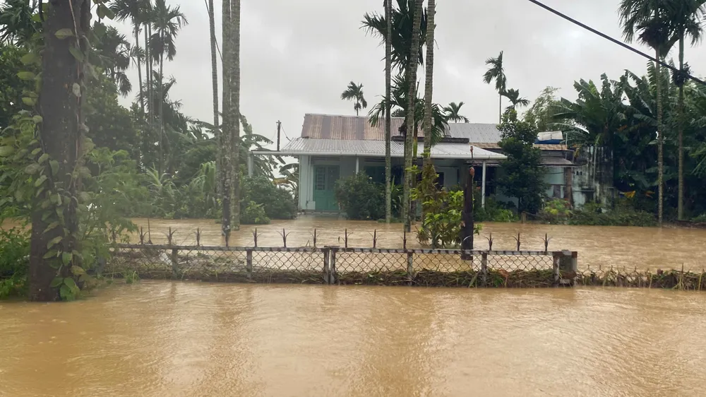 Nước ngập gần hết hàng rào, tràn vào nhà dân z7167771497523_5f07ed5e1fad99a62ce2c70484caf5b8.jpg