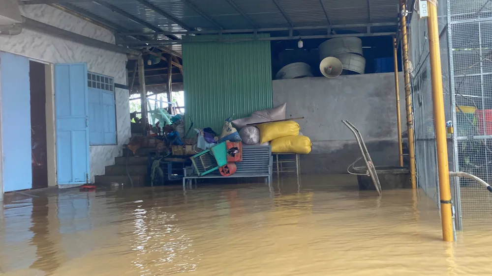 Đồ đạc, vật dụng được kê cao tránh ngập z7167771544657_3f49d405ef0c95cb4af6fb2f6655d484.jpg