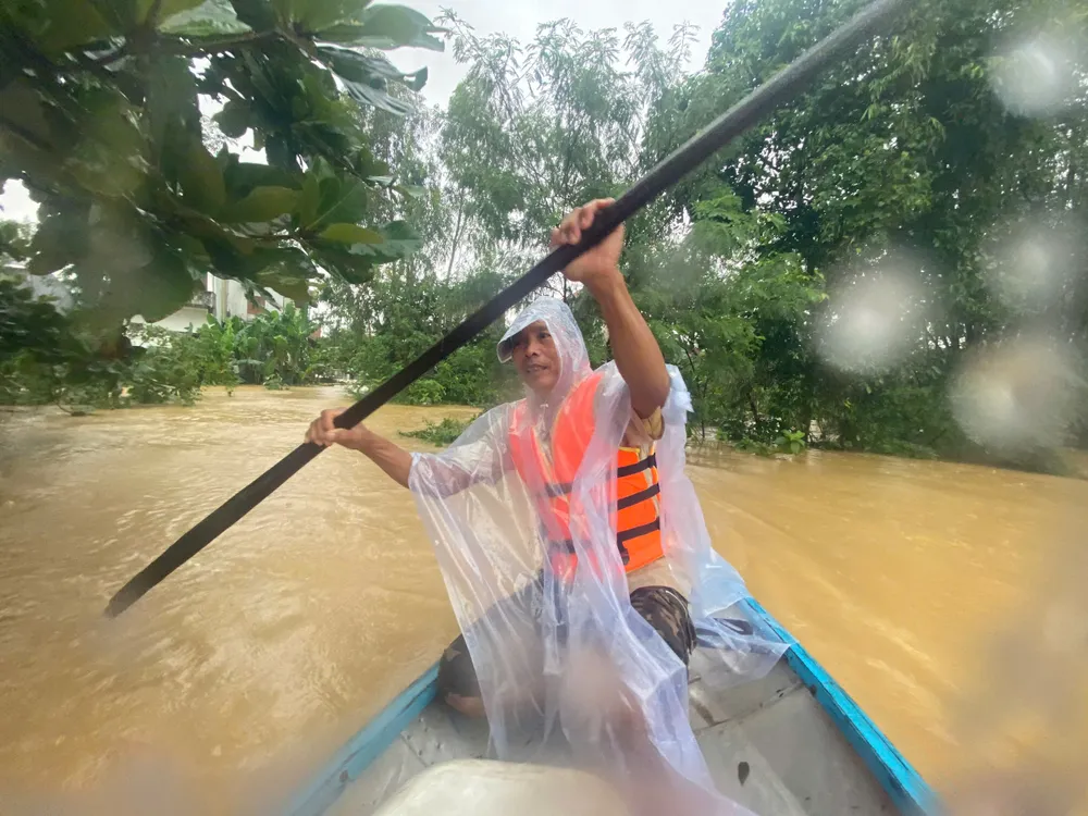 Ông Trần Công Dũng dùng thuyền đi mua thực phẩm hỗ trợ những hộ dân trong thôn Thanh An z7167771573790_5873ccef071bae04ed7b89200996c09d.jpg