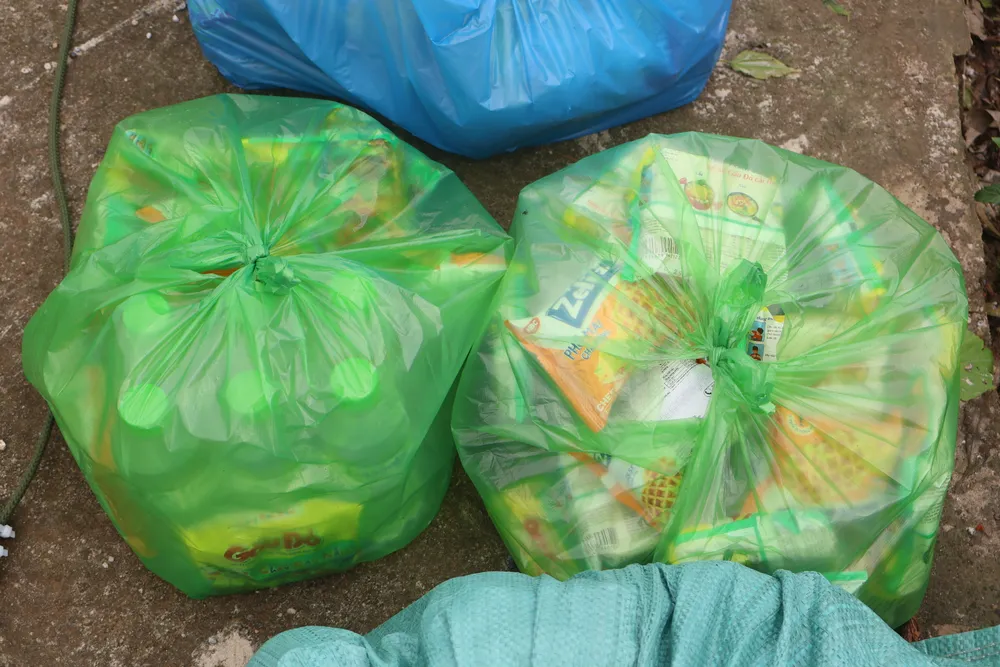 Hàng cứu trợ được chia thành từng suất trước khi trao đến tay người dân. Ảnh: PHẠM NGA IMG_0221.JPG