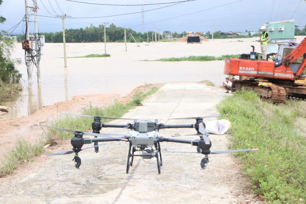 Nhóm thiện nguyện Sĩ Tử Việt sử dụng drone vận chuyển hàng cứu trợ đến với người dân. Ảnh: PHẠM NGA IMG_7062.JPG