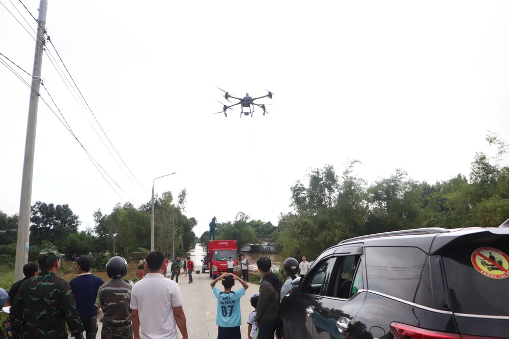 Viettel Đà Nẵng triển khai bay drone tiếp tế nhu yếu phẩm đến bà con vùng rốn lũ Đại Lộc. Ảnh: PHẠM NGA z7170894628821_63c714d0066d3306000d053a37b7d6ab.jpg