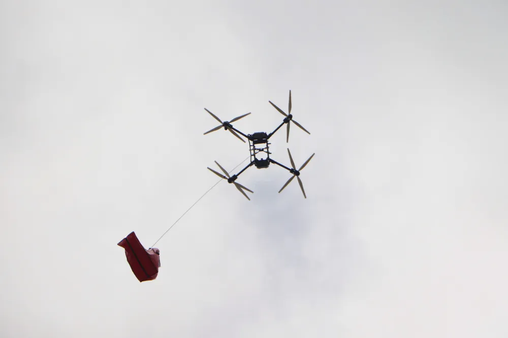 Mỗi drone vận chuyển tối đa khoảng 40kg, mỗi chuyến trung bình mất 5 phút để hoàn thành nhiệm vụ. Ảnh: PHẠM NGA z7171018822713_5460842b4a27ea4631eea38818145bfd.jpg