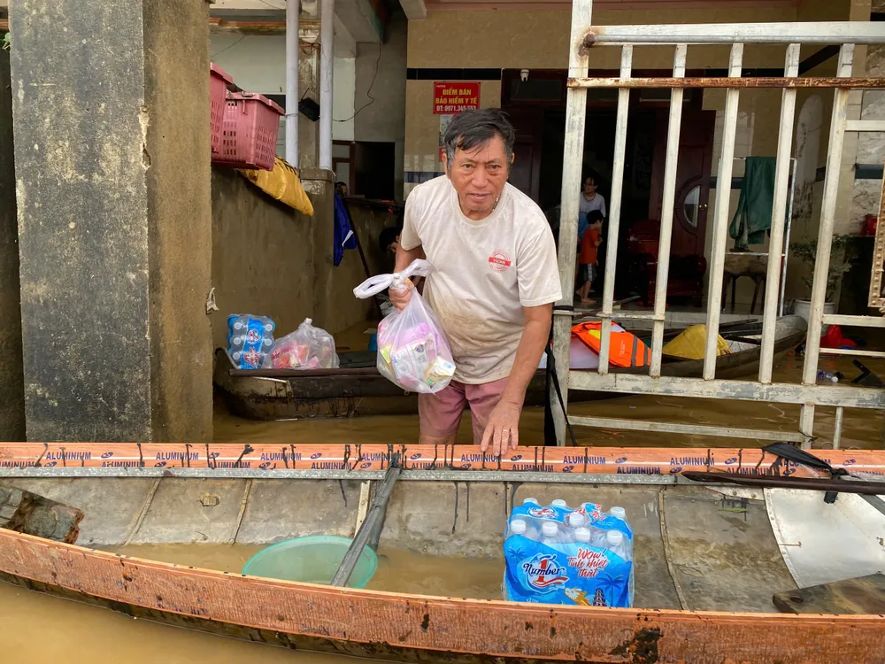 Cô lập nhiều ngày trong vùng lũ khiến người dân cạn kiệt thức ăn và nước sạch z7172872459143_6650b92604126034c158a8b8c3a02b4e.jpg