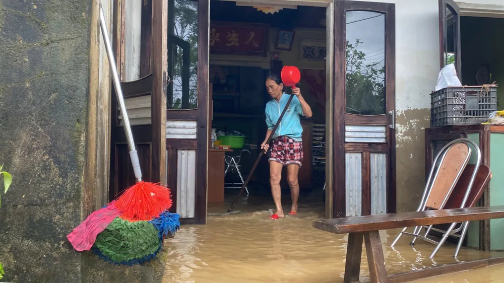 Bà Huỳnh Thị Năm tranh thủ dọn bùn đất khi nước rút z7172872513057_5a13492996fefeb5f9e600f8afd939ba.jpg