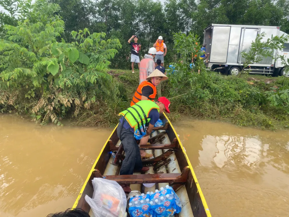 Vận chuyển hàng cứu trợ lên thuyền, hỗ trợ bà con vùng bị cô lập z7172872527673_8edbf62d21cddfd035a3a83ca50759c9.jpg