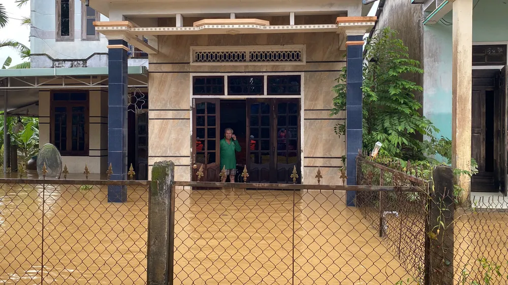 Người dân thôn An Lợi Tây thức trắng nhiều đêm liền để canh nước lũ dâng z7172884311950_8174a519bde3ed7e1065b8d8373d789b.jpg