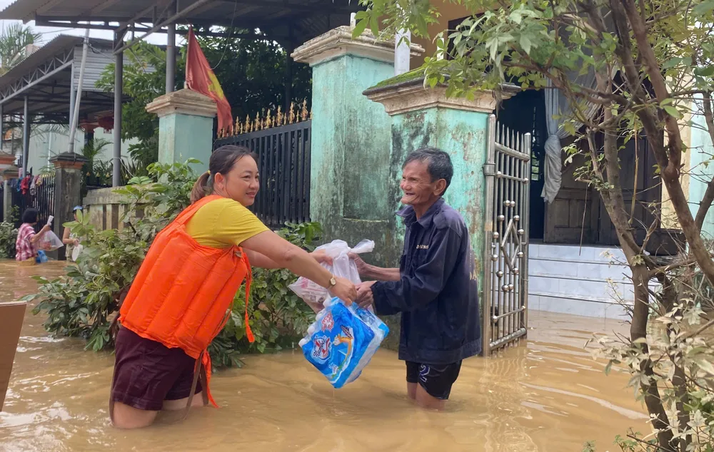 Chị Lê Thị Hà trao hàng cứu trợ đến người dân z7172887782334_9428293af04e143f04393563c503a751.jpg