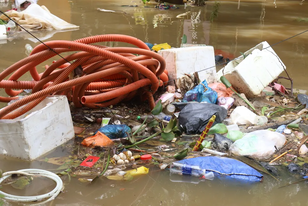 Rác thải, bùn non bủa vây khắp nơi Rác thải, bùn non bủa vây khắp nơi