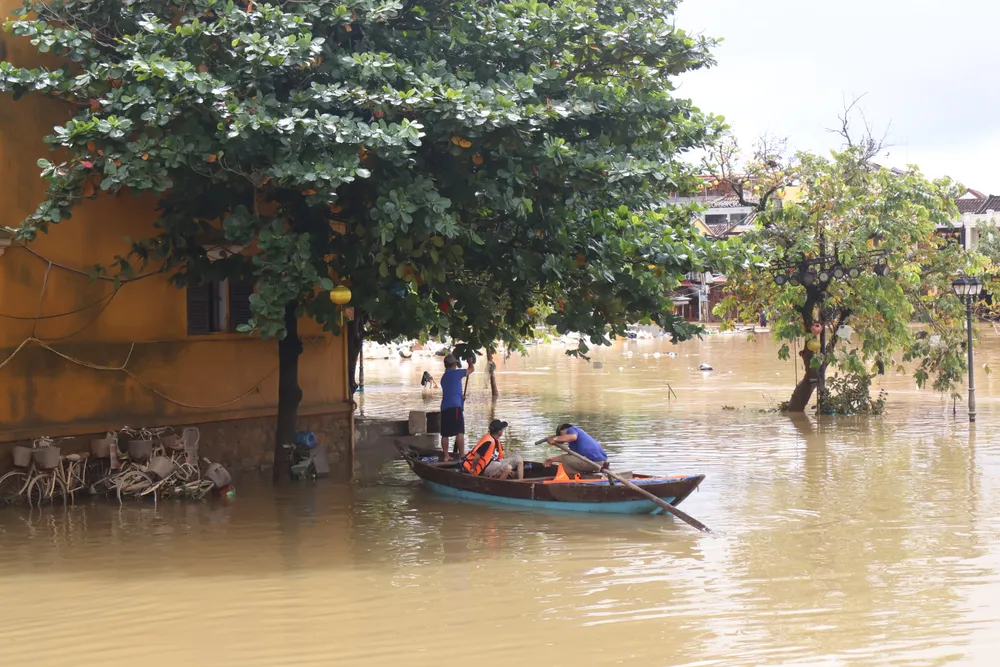 Nhiều người dân vẫn phải dùng thuyền để di chuyển về nhà dọn dẹp, kiểm tra đồ đạc Nhiều người dân vẫn phải dùng thuyền để di chuyển về nhà dọn dẹp, kiểm tra đồ đạc