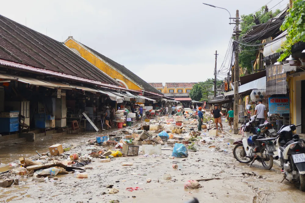 Cảnh tượng hoang tàn, nhếch nhác tại chợ Hội An sau trận lũ lịch sử Cảnh tượng hoang tàn, nhếch nhác tại chợ Hội An sau trận lũ lịch sử