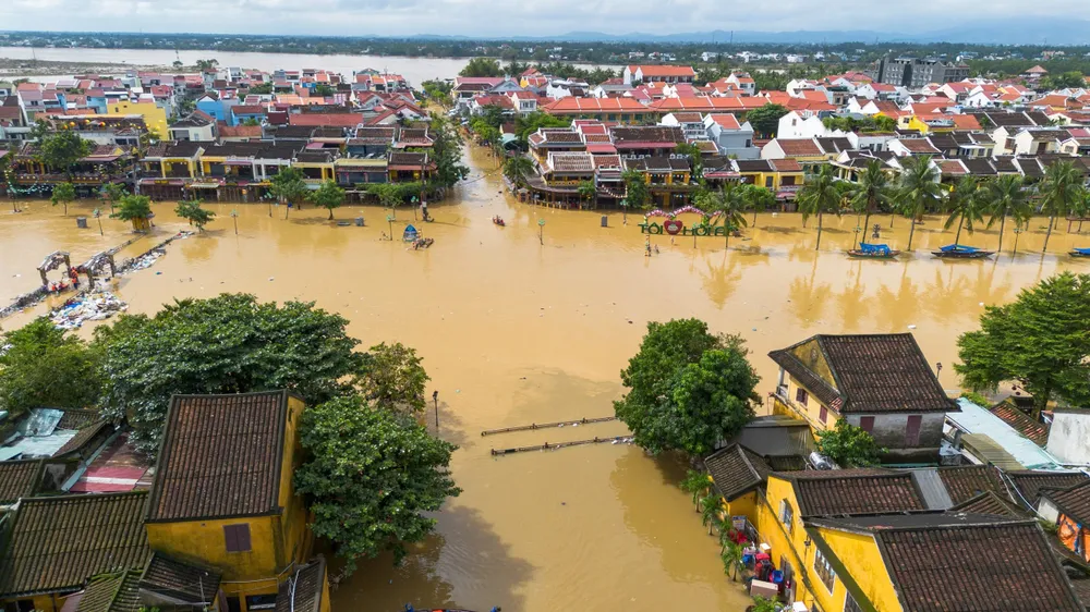 Ghi nhận vào sáng 31-10, lũ rút dần nhưng nhiều khu vực phố cổ Hội An vẫn mênh mông nước z7173962957635_6a96ea29f1a34e512709ec3ea7938cab.jpg