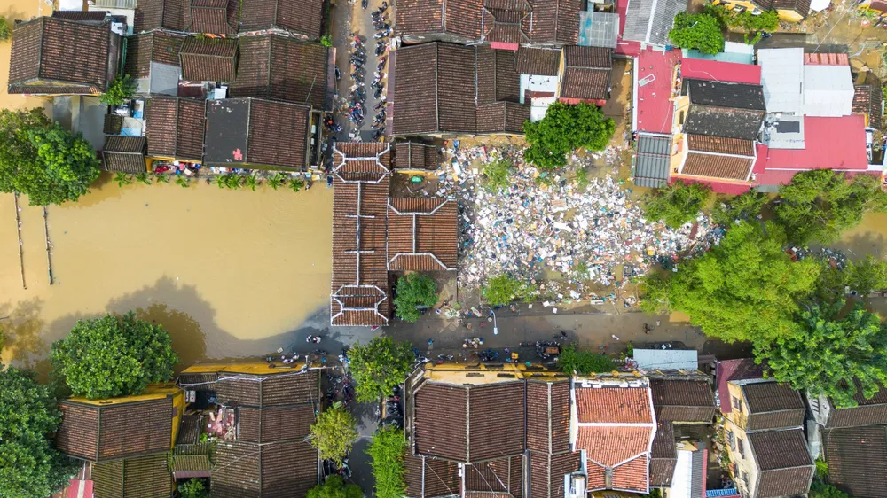 Nước lũ cuốn theo hàng trăm tấn rác tấp vào khu vực chùa Cầu Nước lũ cuốn theo hàng trăm tấn rác tấp vào khu vực chùa Cầu