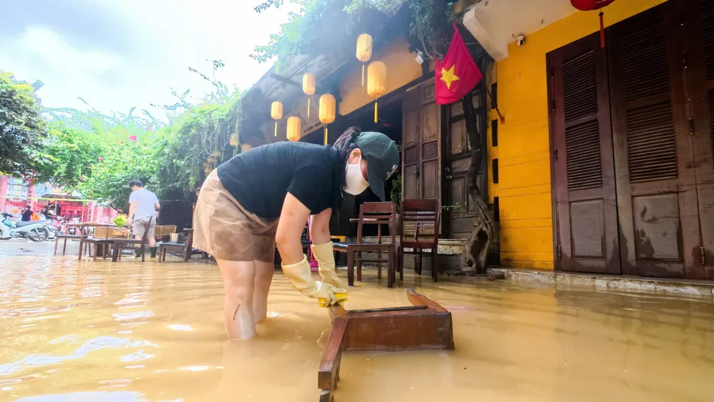 Chị Võ Duy Phương, chủ cửa hàng trên đường Châu Thượng Vân cho biết: "Cả cửa hàng đều ngâm trong nước lũ hơn 4 ngày nay, đồ đạc, vật dụng hư hại hoàn toàn. Nay nước rút dần, tôi tranh thủ dọn dẹp bùn non, lau chùi bàn ghế trong cửa hàng". Chị Võ Duy Phương, chủ cửa hàng trên đường Châu Thượng Vân cho biết: "Cả cửa hàng đều ngâm trong nước lũ hơn 4 ngày nay, đồ đạc, vật dụng hư hại hoàn toàn. Nay nước rút dần, tôi tranh thủ dọn dẹp bùn non, lau chùi bàn ghế trong cửa hàng".