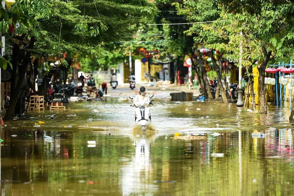 Nhiều tuyến phố vẫn còn ngập sâu khiến việc đi lại khó khăn Nhiều tuyến phố vẫn còn ngập sâu khiến việc đi lại khó khăn