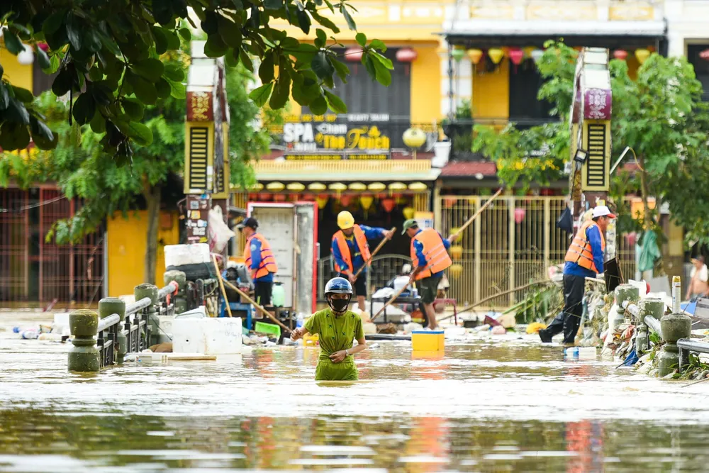Công nhân dầm mình trong nước lũ, vớt rác khơi thông dòng chảy tại cầu An Hội, sáng 31-10 Công nhân dầm mình trong nước lũ, vớt rác khơi thông dòng chảy tại cầu An Hội, sáng 31-10