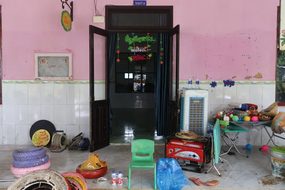 Mực nước lũ dâng cao, hằn trên tường các lớp học IMG_0331.JPG