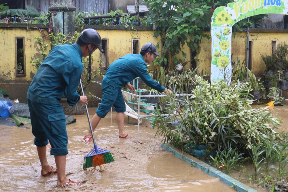 Lực lượng Dân quân cơ động xã Đại Lộc hỗ trợ khắc phục hậu quả mưa lũ IMG_0334.JPG