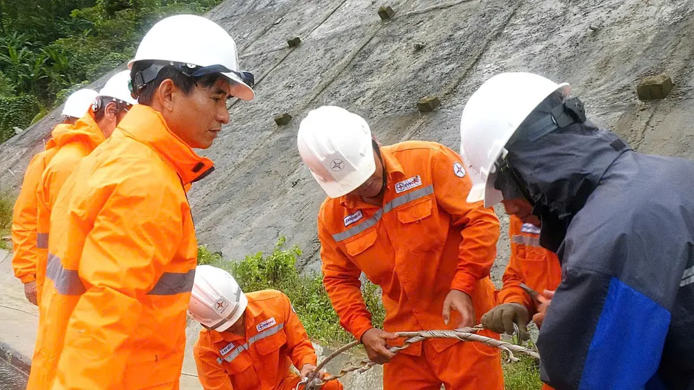 EVNCPC khôi phục cấp điện cho hơn 400.000 khách hàng bị ảnh hưởng do mưa lũ