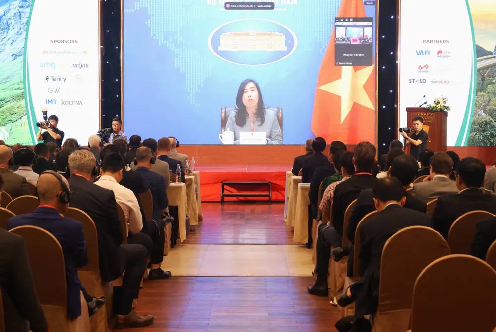 Bà Lê Thị Thu Hằng, Thứ trưởng Bộ Ngoại giao Việt Nam phát biểu tại diễn đàn