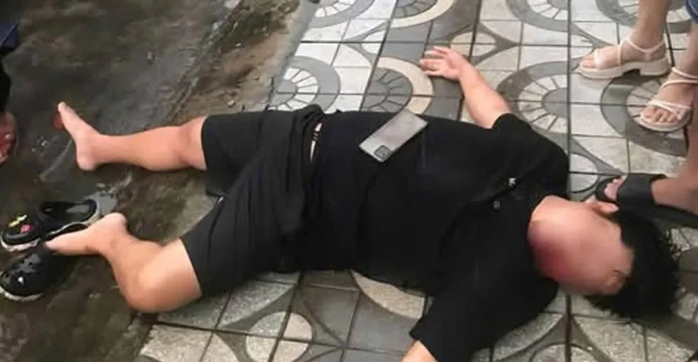 Nạn nhân bị đánh gãy xương mũi, nằm gục bên vỉa hè