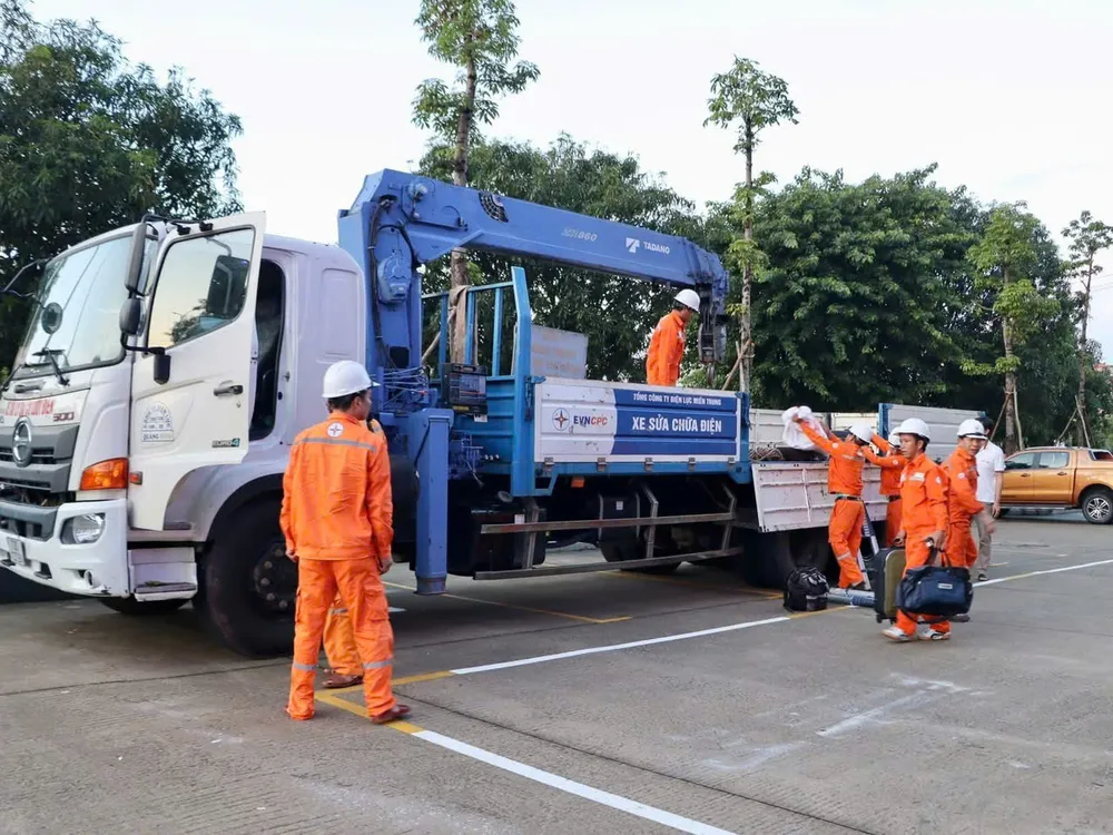 EVNCPC tăng cường thêm 1.000 cán bộ, kỹ sư và công nhân đến Gia Lai, Đắk Lắk để hỗ trợ khôi phục lưới điện sau bão số 13