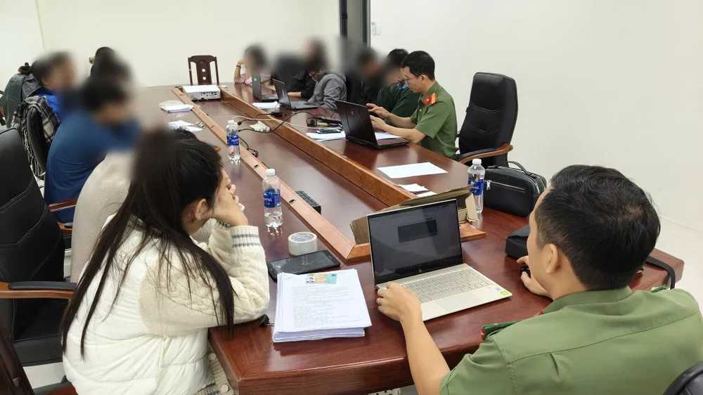 Công an làm việc với các đối tượng có liên quan đến đường dây tiền ảo TOSI. Ảnh: CACC