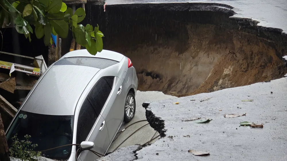 Hai ô tô bị nuốt chửng